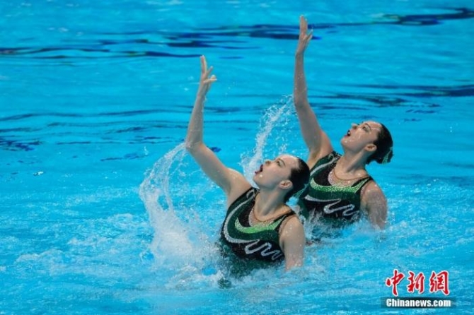 8月4日晚,东京奥运会花样游泳双人自由自选决赛进行,中国组合黄雪辰/孙文雁得到96.9000分,加上此前的技术自选得分,最终她们以192.4499分夺得亚军,俄罗斯奥运组合夺得冠军。图为黄雪辰/孙文雁在比赛中。 <a target='_blank' href='http://www.chinanews.com/'>中新社</a>记者 杜洋 摄 点击进入下一页