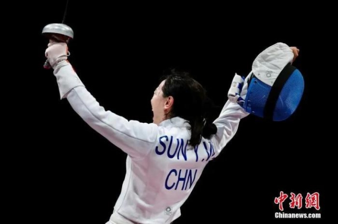 图为孙一文庆祝夺金。<a target='_blank' href='http://www.chinanews.com/'>中新社</a>记者 富田 摄 点击进入下一页