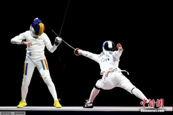 7月24日晚,东京奥运会女子重剑个人赛中,中国选手孙一文以11:10战胜罗马尼亚选手波佩斯库,夺得冠军。<a target='_blank' href='http://www.chinanews.com/'>中新社</a>记者 富田 摄 点击进入下一页