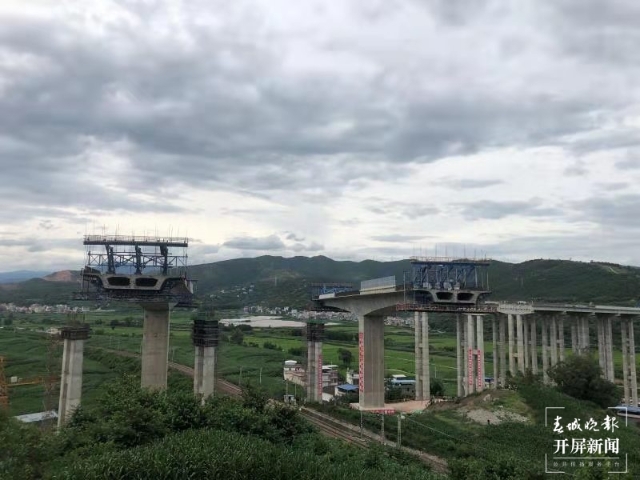 成功转体!昆楚高速扩建工程又有新进展(开屏记者孙江荭摄影报道)