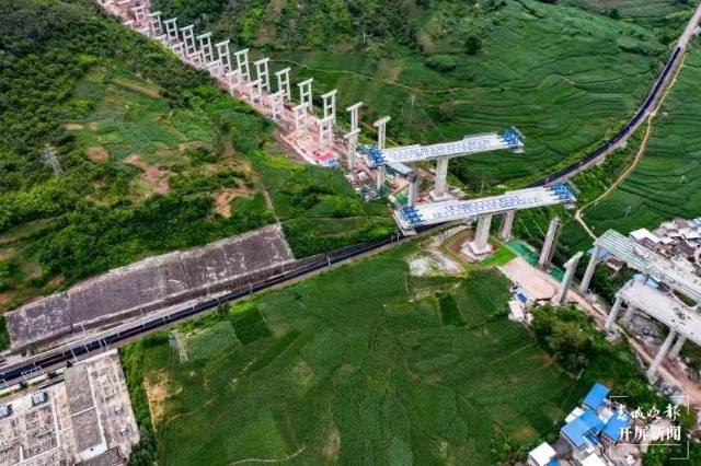 成功转体!昆楚高速扩建工程又有新进展(开屏记者孙江荭摄影报道)