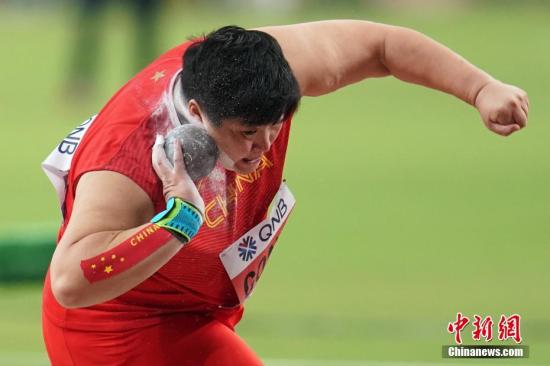 当地时间10月3日,巩立姣在比赛中。当日,在卡塔尔多哈举行的2019国际田联世界田径锦标赛女子铅球决赛中,卫冕冠军、中国选手巩立姣以19米55的成绩夺得冠军。<a target='_blank' href='http://www.chinanews.com/'>中新社</a>记者 泱波 摄 点击进入下一页
