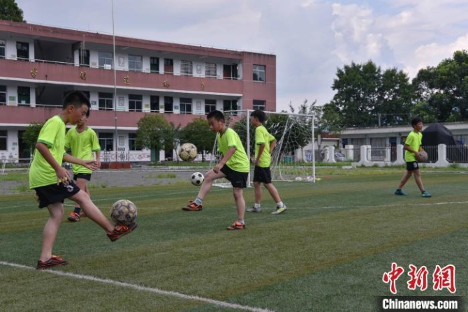 资料图:浙江一所学校里学生们进行体育运动(资料图) 范宇斌 摄 点击进入下一页