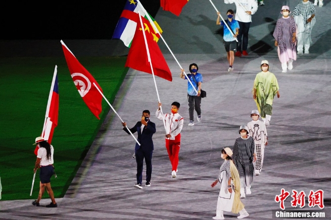 中国代表团闭幕式旗手苏炳添。<a target='_blank' href='http://www.chinanews.com/' >中新网</a>记者 韩海丹 摄
点击进入下一页