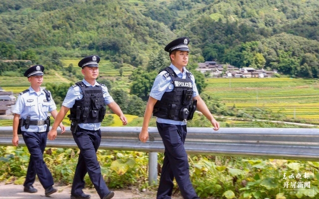 7岁“熊孩”负气丢下奶奶狂奔 民警闻讯驾车追回