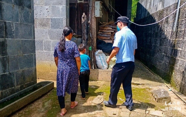 7岁“熊孩”负气丢下奶奶狂奔 民警闻讯驾车追回