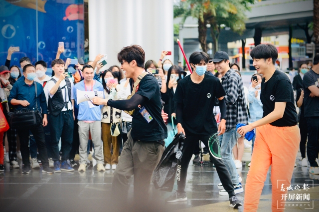 《牛气满满的哥哥》空降昆明，开启雨中沉浸式录制（龙宇丹 摄）