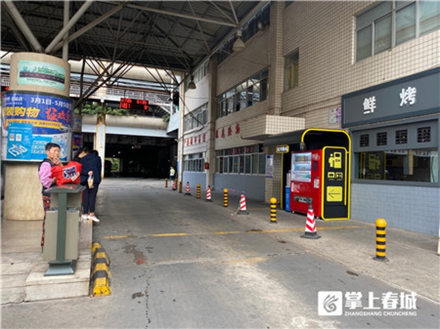 昆明等车也能实现饮料自由！坐车时不妨到旁边的“公交微店”逛一逛 图片来源于掌上春城