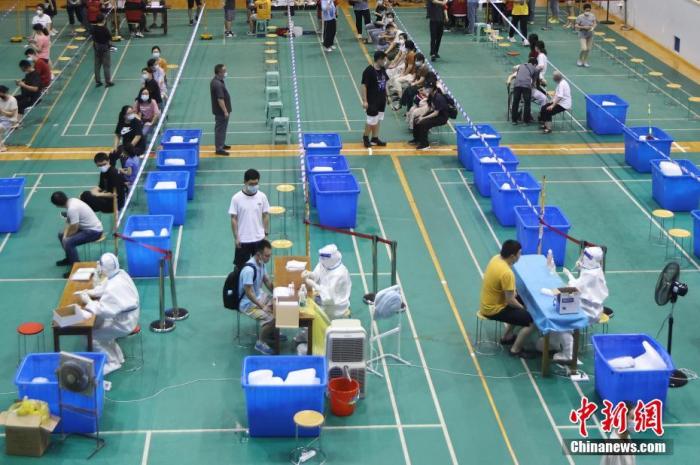 资料图:高校师生有序进行核酸检测。<a target='_blank' href='http://www.chinanews.com/'><p align=