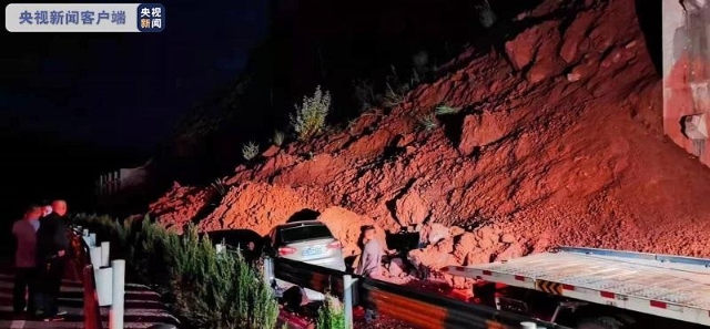 大理云龙县G215国道马宁线山体塌方致道路中断