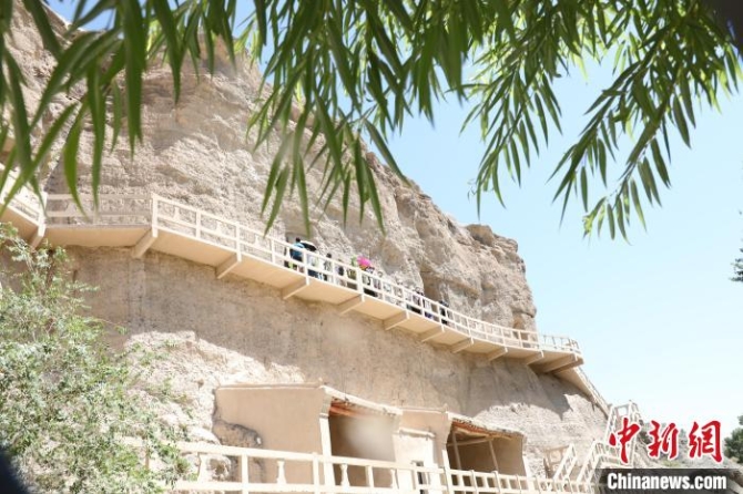 图为8月初，游客参观榆林窟。　魏建军 摄