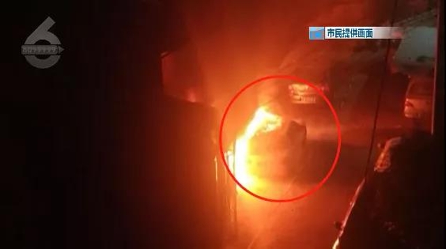 凌晨，昆明二环东路一老小区突发火情！不少电动车、汽车都遭殃了