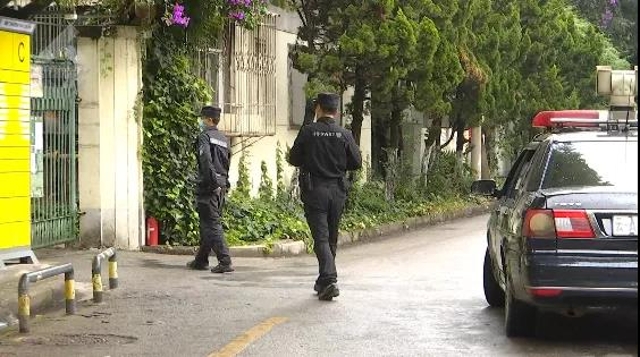 凌晨，昆明二环东路一老小区突发火情！不少电动车、汽车都遭殃了