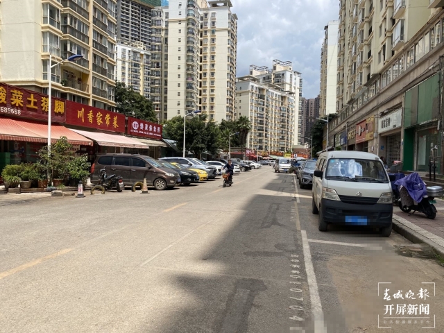 停车（春城晚报-开屏新闻记者 孙琴霞 罗宗伟 张田睿 摄）