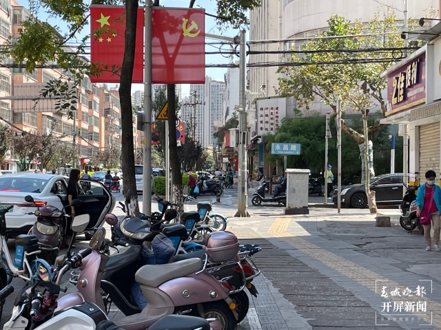 停车（春城晚报-开屏新闻记者 孙琴霞 罗宗伟 张田睿 摄）