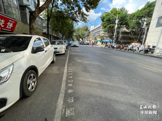 停车（春城晚报-开屏新闻记者 孙琴霞 罗宗伟 张田睿 摄）