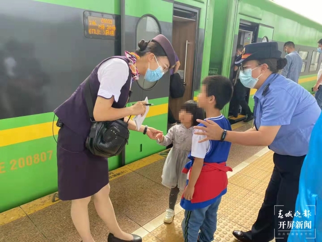 开学季，云南每天4500名学生坐火车返校（春城晚报-开屏新闻记者 孙江荭 通讯员 邓瑜 胡芃 刘昊亮 林蓉 段再宇 摄）