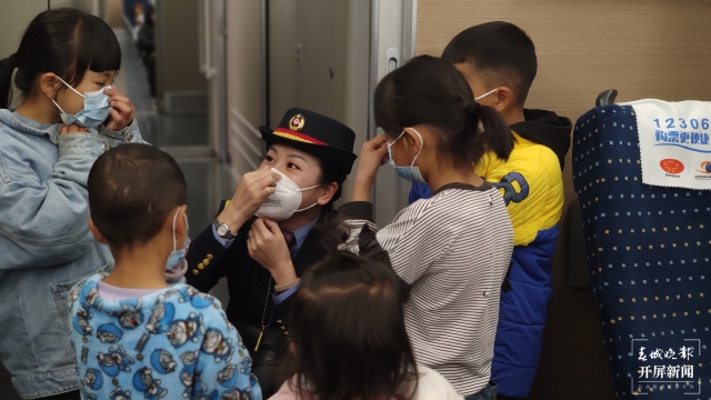 开学季，云南每天4500名学生坐火车返校（春城晚报-开屏新闻记者 孙江荭 通讯员 邓瑜 胡芃 刘昊亮 林蓉 段再宇 摄）