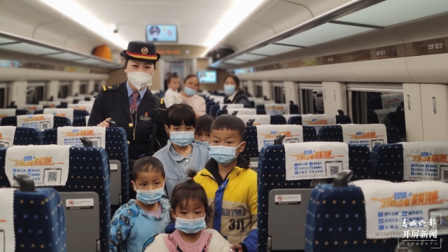 开学季，云南每天4500名学生坐火车返校（春城晚报-开屏新闻记者 孙江荭 通讯员 邓瑜 胡芃 刘昊亮 林蓉 段再宇 摄）