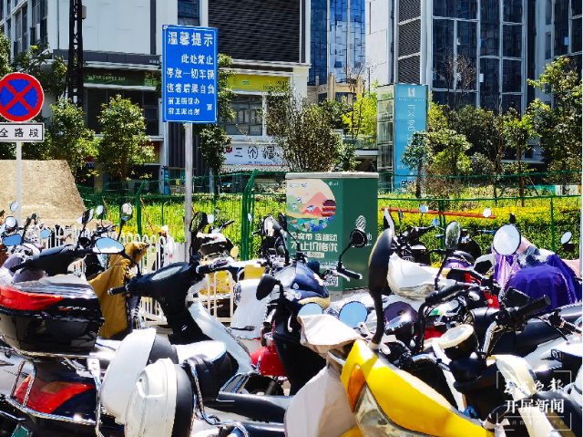 人行道被堵死，机动车被占道！市民反映昆明万达广场周边停满汽车和电瓶车…