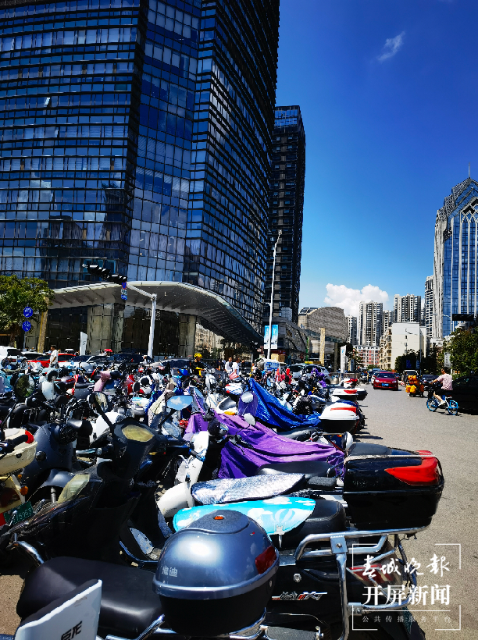 人行道被堵死，机动车被占道！市民反映昆明万达广场周边停满汽车和电瓶车…