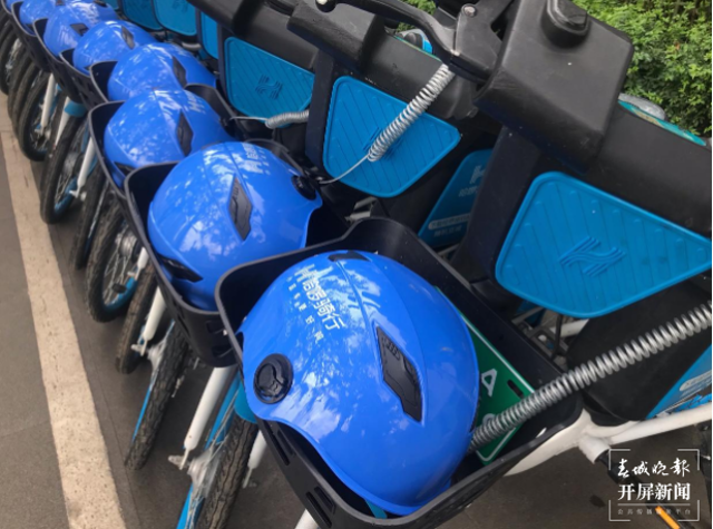 昆明街头共享助力车开始配置头盔2.png