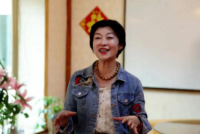 昆明市台联兼职副会长董美珍主持本次推介会。都市时报熊少宇摄 昆明市台联兼职副会长董美珍主持本次推介会。都市时报熊少宇摄