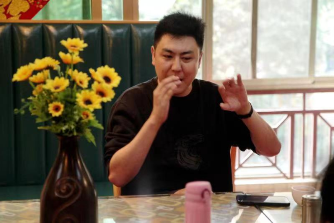 雪力国际“人民优选(云南)直播基地”运营总监杨明毅进行现场推介与交流。都市时报熊少宇摄 雪力国际“人民优选(云南)直播基地”运营总监杨明毅进行现场推介与交流。都市时报熊少宇摄