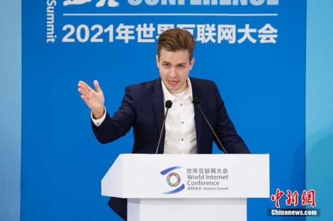 图为中国日报网美籍记者伊谷然致辞。 <a target='_blank' href='http://www.chinanews.com/'>中新社</a>记者 韩海丹 摄
点击进入下一页