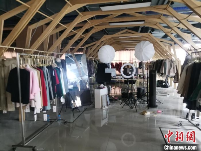 陈建根的毛衫直播间 施紫楠 摄 陈建根的毛衫直播间 施紫楠 摄