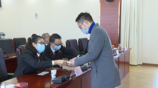 申请执行人领取执行款项（11月18日摄）