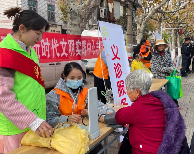 志愿者-给老人修理头发 志愿者-给老人修理头发