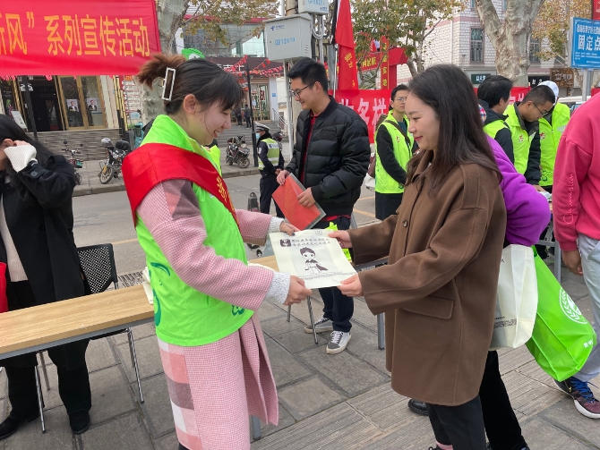 志愿者给路人分发环保袋 志愿者给路人分发环保袋