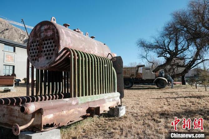 西藏工业博物馆外展示的老式锅炉。　江飞波 摄