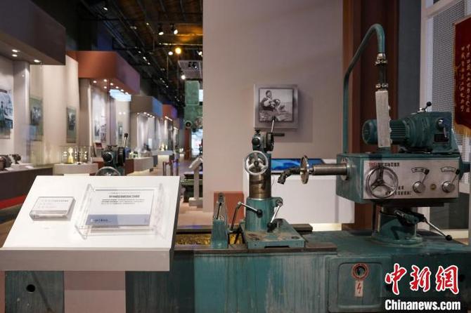 图为西藏和平解放后，当地使用的镗床设备。　江飞波 摄