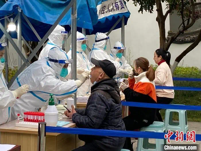 资料图:市民接受核酸检测。 钱晨菲 摄 图片