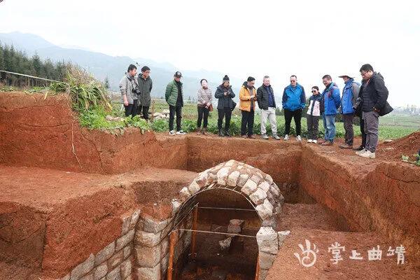 罗平油菜花海下发现东汉墓群！