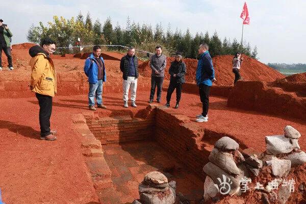 罗平油菜花海下发现东汉墓群！