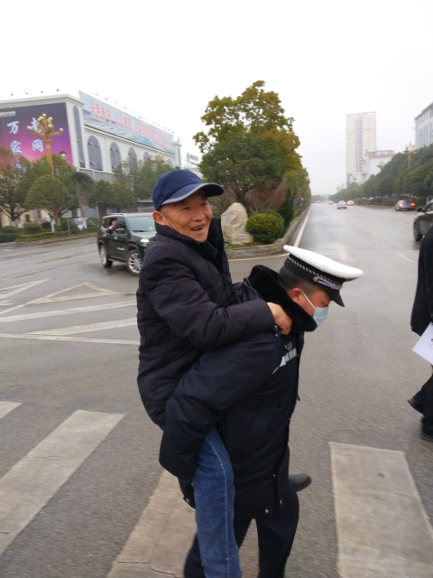 暖！古稀老人无力过马路，昭通这个辅警的动作让人感动…