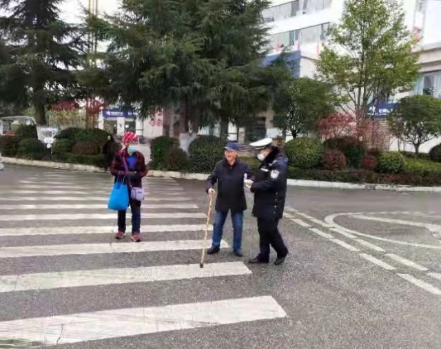 暖！古稀老人无力过马路，昭通这个辅警的动作让人感动…