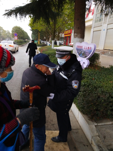 暖！古稀老人无力过马路，昭通这个辅警的动作让人感动…