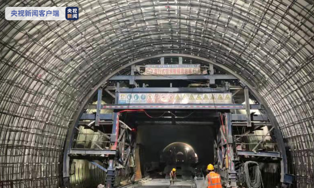 云南玉楚高速最后一座隧道贯通