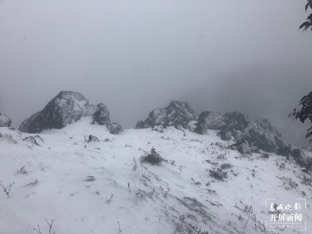 保山多地迎来今冬第一场雪（开屏新闻记者 崔敏 通讯员 毛三 吴再忠 杨林元 朱庆 杨丽娟 杨群 万剑波 摄）