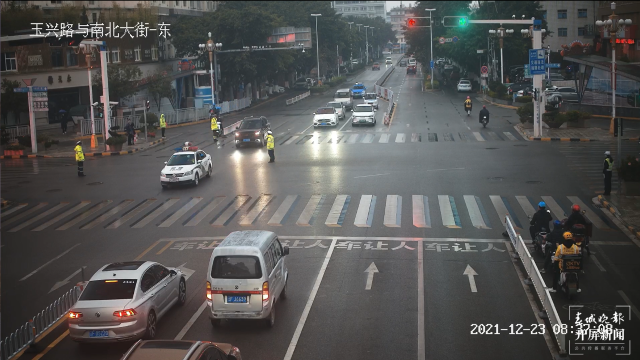 4分钟!玉溪交警警车开道,护送突发心脏病患者就医