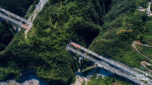 重磅!昭泸高速今天全线通车,直通滇川两省人民的心坎里!(申时勋 通讯员 王朝元 韩世江 摄)