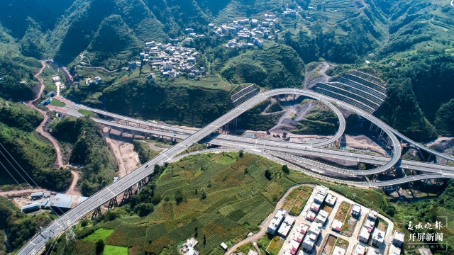 重磅!昭泸高速今天全线通车,直通滇川两省人民的心坎里!(申时勋 通讯员 王朝元 韩世江 摄)