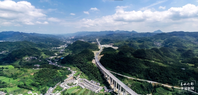 重磅!昭泸高速今天全线通车,直通滇川两省人民的心坎里!(申时勋 通讯员 王朝元 韩世江 摄)