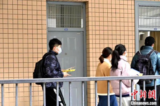 校外研考生领取免费午餐后回教室就餐。　西安科技大学供图