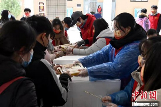 志愿者正在发放午餐。　西安科技大学供图