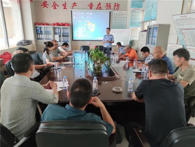 内坑派出所民警入企业进行防诈宣传